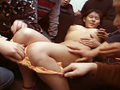 Une belle asiate se fait prendre par des gars arm�s de vibros