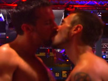 Partouze de mecs chauds dans un bar parisien !!!