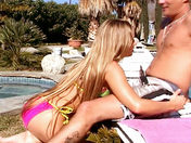 Bronzage et baise au bord de la piscine ! 