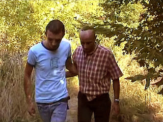 VIDEOS FR: Voisins, ces deux h�t�ros goutent aux vraies bonnes choses!