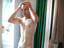 Il fixe la cam�ra, se branle, puis l�che la pur�e