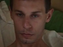 Il fixe la cam�ra, se branle, puis l�che la pur�e