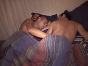 Deux amants s�enfilent sous la couette