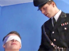 Un garde s'amuse avec son prisonnier