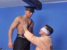 Un garde s'amuse avec son prisonnier