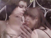Dos bellas lesbianas se lamen en la naturaleza video sexo