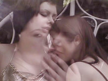 Deux belles lesbiennes se bouffent la chatte dehors