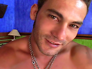 Un gigolo se traga todo despu�s de una profunda penetraci�n anal 