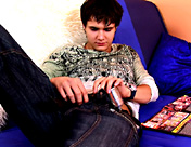Un minet gay TTBM se branle devant la cam�ra de son pote