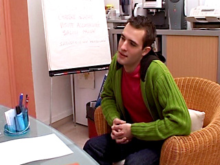 Piccolo colloquio di routine per gay introverso...