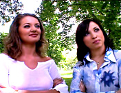 2 nanas se prennent la big teub d'un inconnu dans tous les trous...