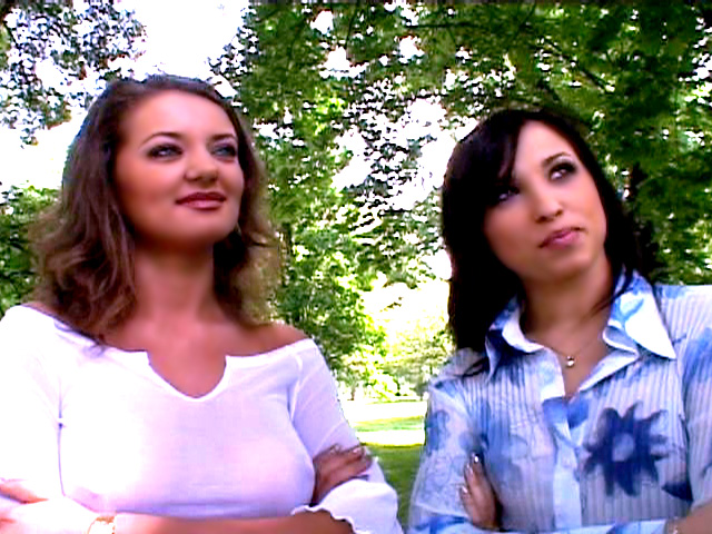 2 ragazze si prendono il grosso cazzo di uno sconosciuto in tutti i buchi...