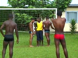 C'est une &eacute;quipe de foot black un peu sp&eacute;ciale: quand on a fini l'entra&icirc;nement au jeu de t&ecirc;te et les tirs au but, on doit encore apprendre le jeu de queue et les tirs au cul. Les titulaires s'alignent sur un rang et font le mur la bite &agrave; la main et les jeunes recrues d&eacute;montrent leur motivation en les su&ccedil;ant &agrave; genoux un &agrave; un. Ils branlent et pompent d&eacute;fenseurs, milieux et attaquants jusqu'&agrave; ce que chacun gicle son p&eacute;nalty gluant en long jets dans les bouches novices. On ne sait pas si le meilleur suceur sera dans l'&eacute;quipe au prochain match, mais voil&agrave; une &eacute;quipe o&ugrave; il n'y a pas que les bancs qui soient de touche...