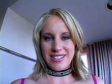 Une blonde bien salope et une bite bien dure