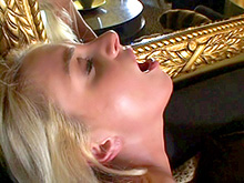 Blonde défoncée par une bite noire