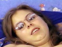 Jeune intello cochonne se doigte la chatte !!!
