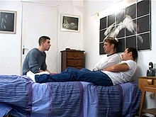 Jeunes minets gays s'éclatent à la maison