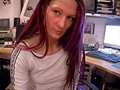 Brune � grandes tresses et branlette express
