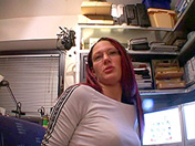 Brune � grandes tresses et branlette express x video