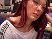 Brune � grandes tresses et branlette express x video