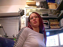 Brune à grandes tresses et branlette express