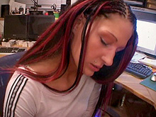 Brune à grandes tresses et branlette express