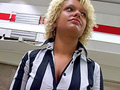 Blonde aux grosses miches d�fonc�e sur la table - Une belle blonde aux cheveux fris�s et � la paire de seins �normes, est invit�e pour une petite f�te organis�e pour je ne sais quoi. Elle boit donc un verre en discutant avec le mec qui tient la cam�ra mais ce rend tr�s vite compte que personne n'arrive. Elle se retrouve donc seule avec 2 mecs dont un bien d�cid� � lui faire du bien et � profiter de ce beau cadeau. Elle d�balle donc ses miches et le moins qu'on puisse dire c'est que ses nichons sont �normes. Elle va donc se faire tripoter par les gaillards avant de finir debout contre la table, le cul relev� afin qu'on puisse la niquer comme une chienne. Elle couine un peu et prend bien � fond la queue dans sa chatte, elle aime ce que le mec lui fait et m�me si la f�te n'a pas lieu, elle aura eu mieux. Elle finira donc le cul recouvert de sperme apr�s que le mec lui ai �jacul� dessus.