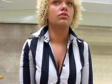 Blonde aux grosses miches d�fonc�e sur la table