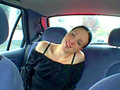 Brunette tatouée et baise en pleine air