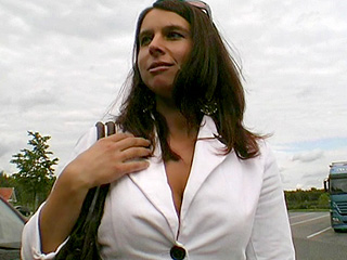 Video XXX Gratuit Une brune en voiture baise un mec black