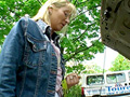 Blonde en panne de voiture se branle devant une cam�ra