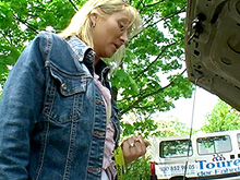 Blonde en panne de voiture se branle devant une caméra