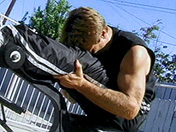 Un muscl� gay se fait sa propre pipe !