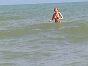 Un voyeur filme en douce une �tudiante sur une plage naturiste