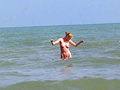 Un voyeur filme en douce une étudiante sur une plage naturiste