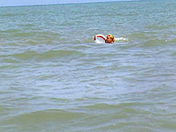Un voyeur filme en douce une �tudiante sur une plage naturiste