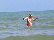 Un voyeur en una playa nudista graba a una jovencita bajo la ducha sexo video