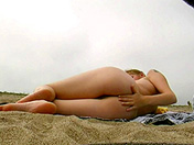 Un voyeur filme en douce une �tudiante sur une plage naturiste 