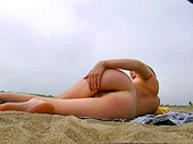Un voyeur filme en douce une �tudiante sur une plage naturiste