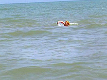 Un voyeur filme en douce une �tudiante sur une plage naturiste