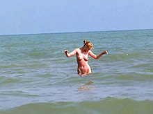 Un voyeur filme en douce une étudiante sur une plage naturiste