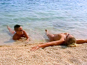 Triolisme a la plage et d�fonce � tout �ge