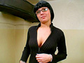 Visite de routine au sous sol pour jeune brune � lunettes