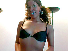 Belle métisse cochonne pour première expérience porno