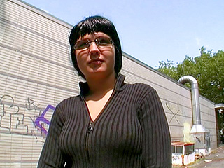 Visite de routine au sous sol pour jeune brune � lunettes