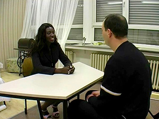 Une black salope fait passer un entretien d'embauche
