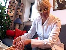 Plaisir solo avec godes pour cette mature blonde.