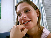 Petite coquine va vous la sucer comme si vous y étiez !