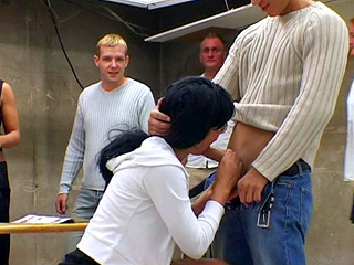 image film porno Une jeune coquine se fait baiser au roller park devant tout le monde.