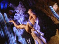Baise acrobatique sous une cascade!